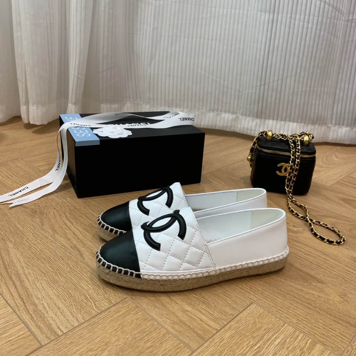 👟👟Ex-factory price 480👟👟 👑New colors are coming ✌️The new version of Chanel fisherman shoes is coming❗️Delivered in a complete set of top-notch packaging. The quality of my fisherman shoes has not been introduced much, everyone who has tried it knows it! The original customized upper, and my outsole is the original translucent outsole, the opaque outsole is the wrong version, full set of authentic packaging ❗️ size: 35-40, running price